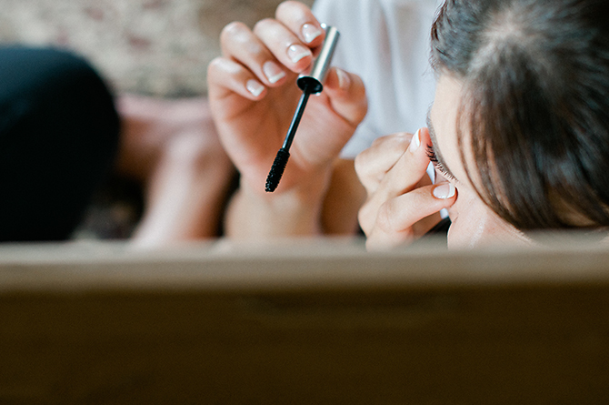 dayton ohio bride getting ready at her parents home