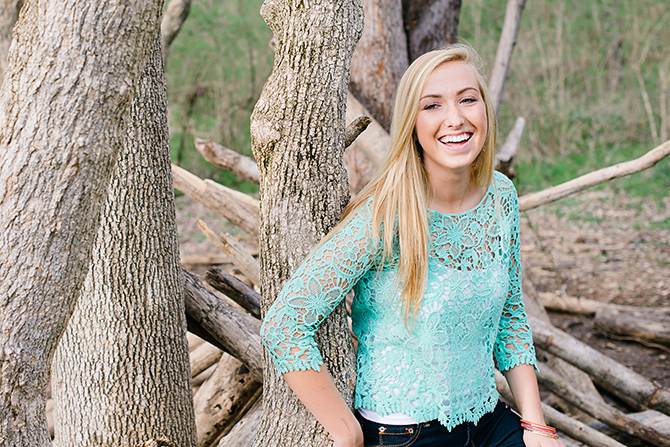 bellbrook senior picture of girl laughing